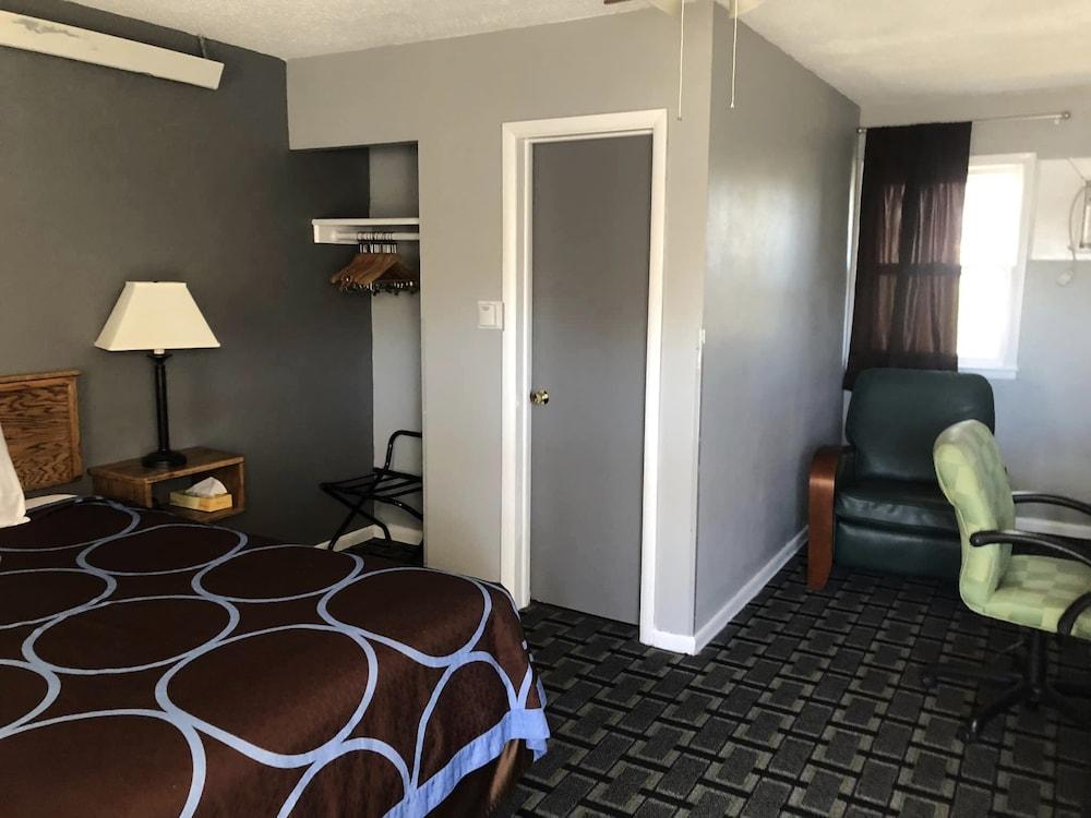 Hawkeye Motel photo 30