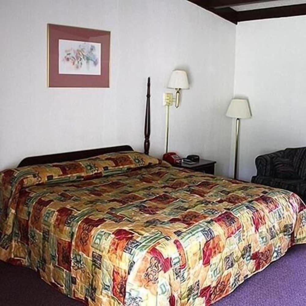Hometown Inn Staunton photo 11