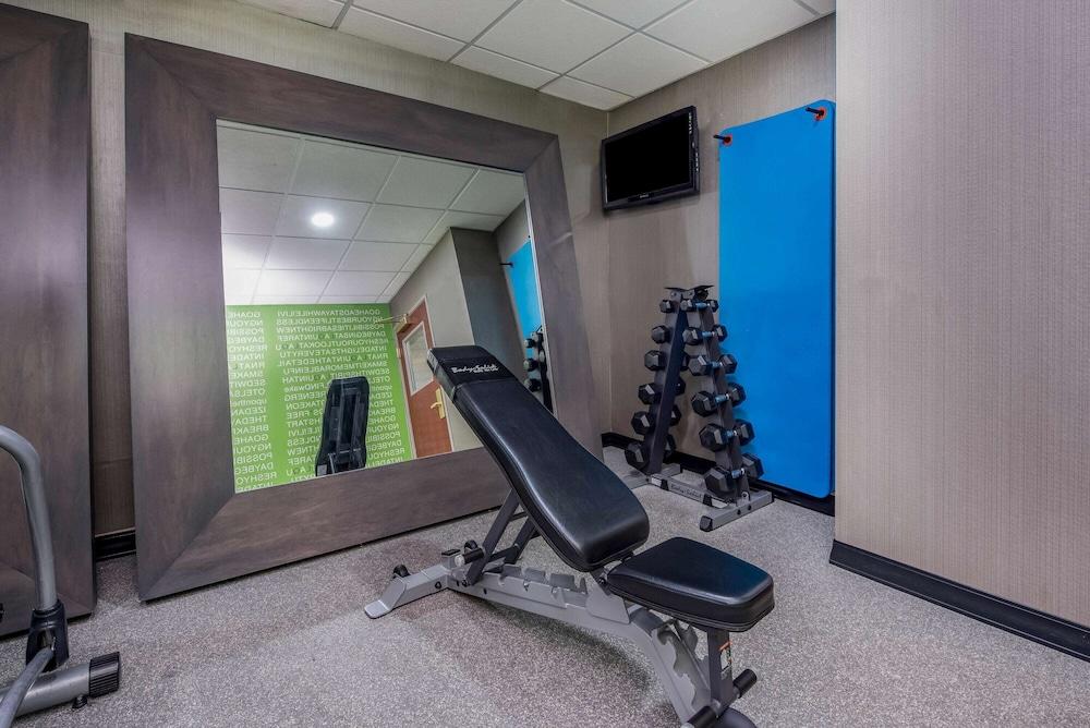 La Quinta Inn & Suites by Wyndham Fairborn Wright-Patterson photo 22
