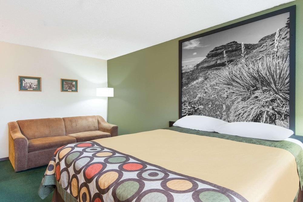 Super 8 by Wyndham Buffalo photo 12