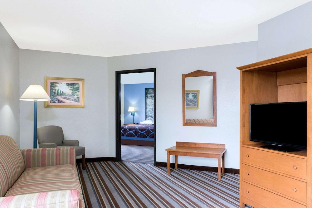 Super 8 by Wyndham Wisconsin Dells photo 10