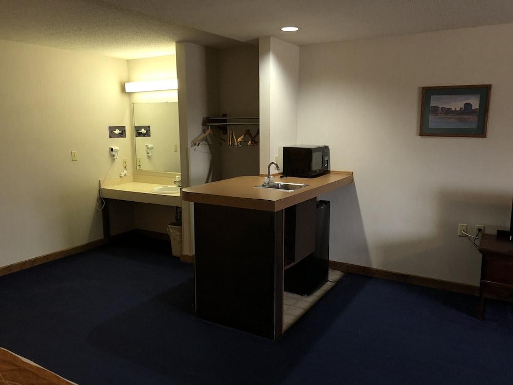 Denison Inn & Suites photo 23