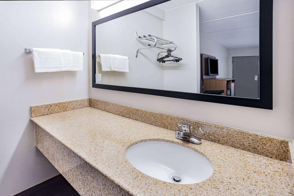 Red Roof Inn Leeds photo 20