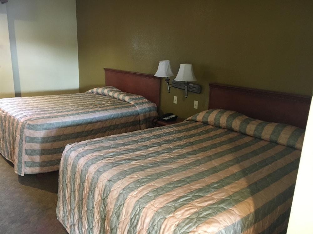 Bellflower Travel Inn photo 7