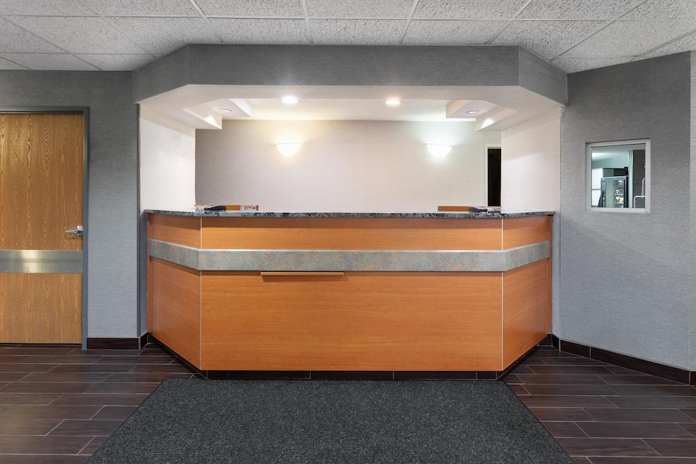 Americas Best Value Inn & Suites Racine photo 8