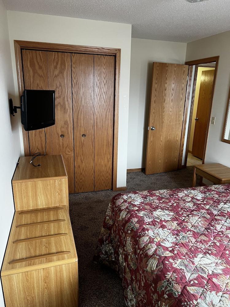 Budget Host Inn & Suites photo 11