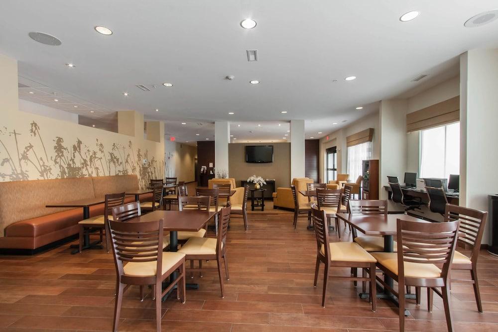 Sleep Inn & Suites Fargo Medical Center photo 38