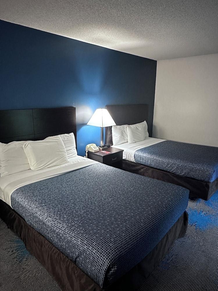 Budget Host Inn Manistique photo 11