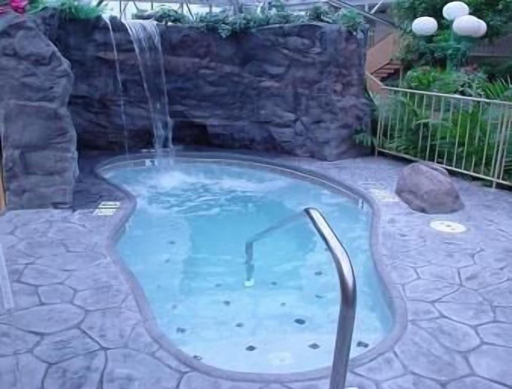 Wildwood Inn Tropical Dome & Theme Suites photo 57