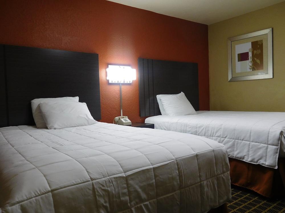 Deluxe Inn Motel photo 22