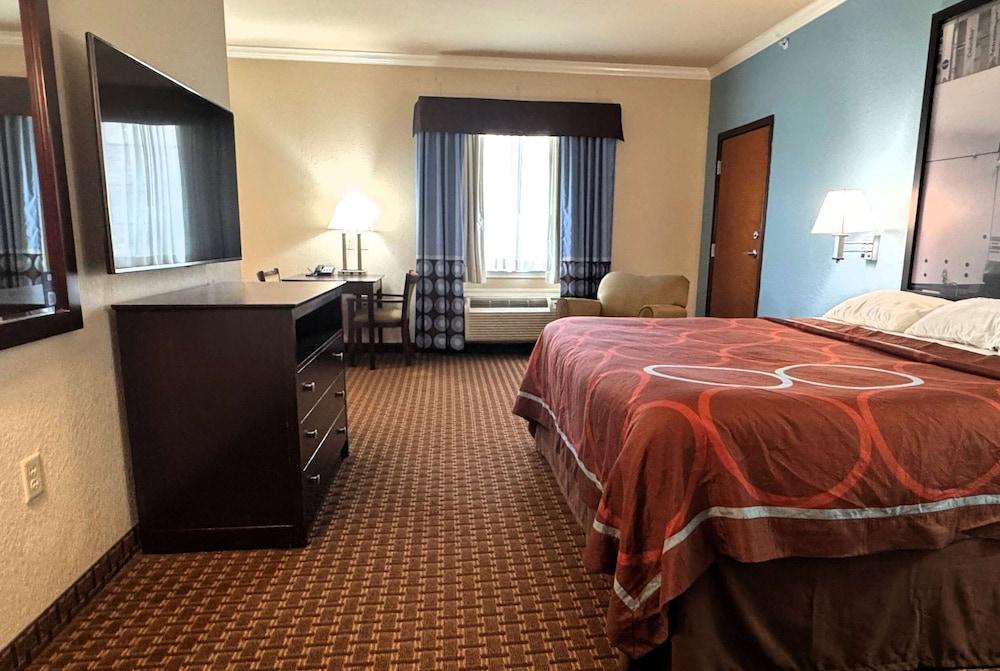 Super 8 by Wyndham IAH West/Greenspoint photo 38