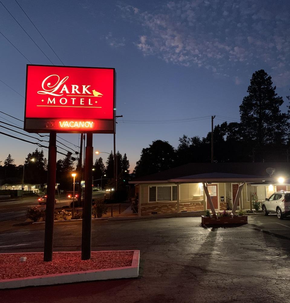 Lark Motel — hotel in Willits