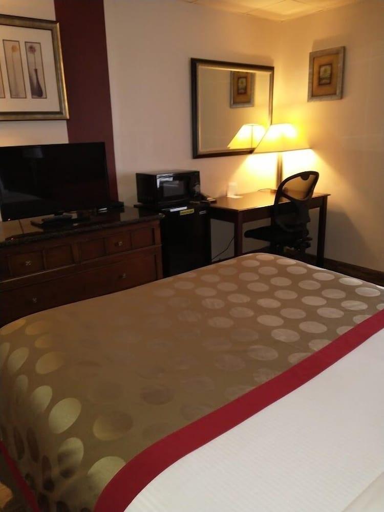 Ramada by Wyndham Albert Lea photo 67