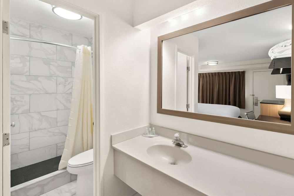 Clarion Pointe Kennesaw Town Center photo 10
