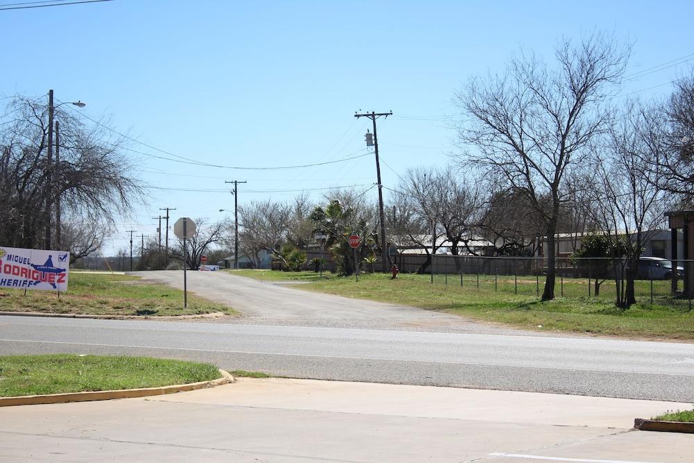 Village Inn Cotulla photo 42