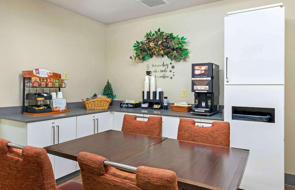 Extended Stay America Suites Kansas City Airport photo 28