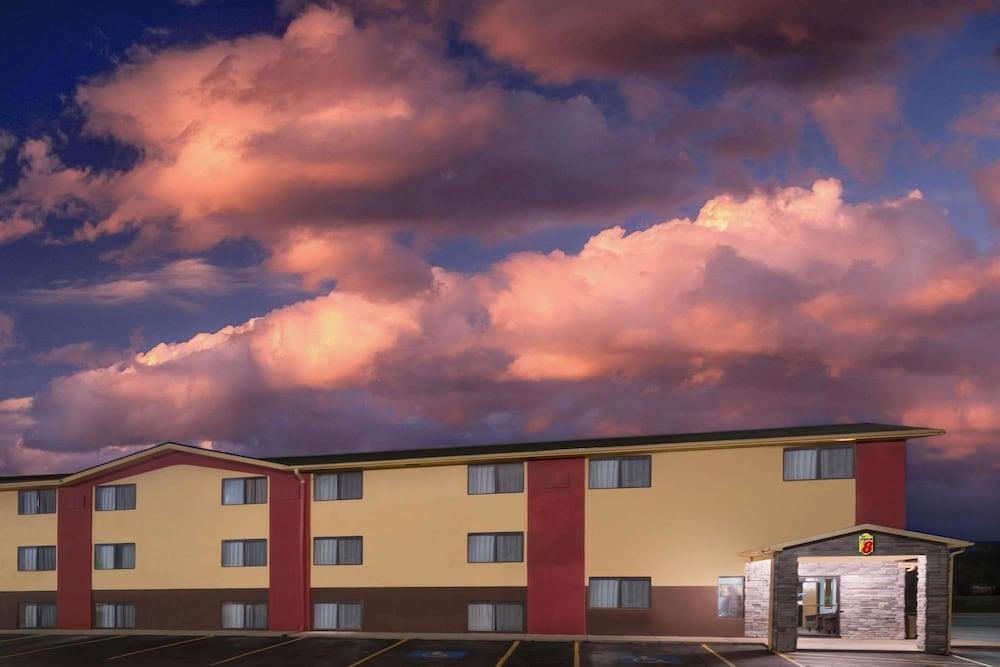 Super 8 by Wyndham Topeka/Wanamaker RD/I-70 photo 22