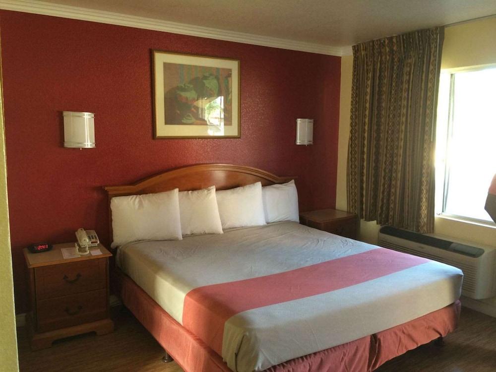 Vagabond Inn Hemet photo 12