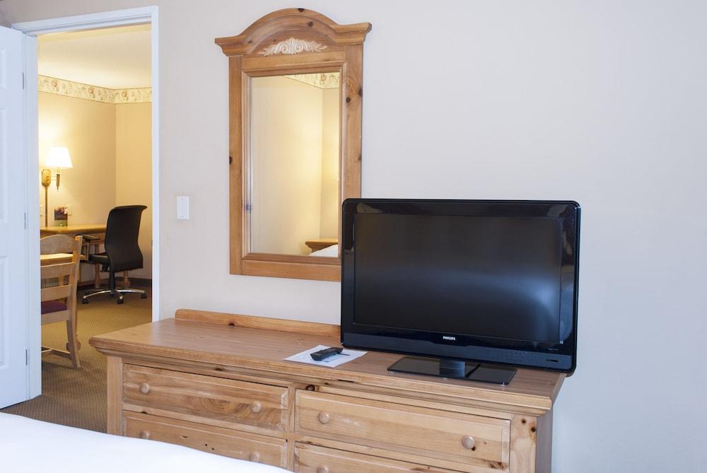 Country Inn & Suites by Radisson, Cedar Falls, IA photo 42