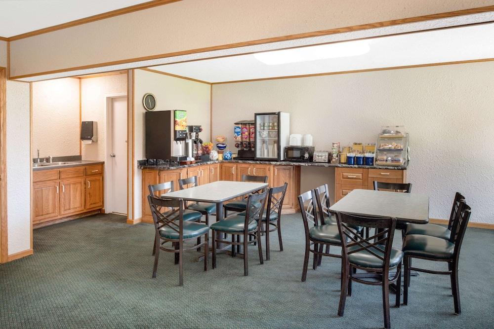 Days Inn by Wyndham Salem, Illinois photo 30