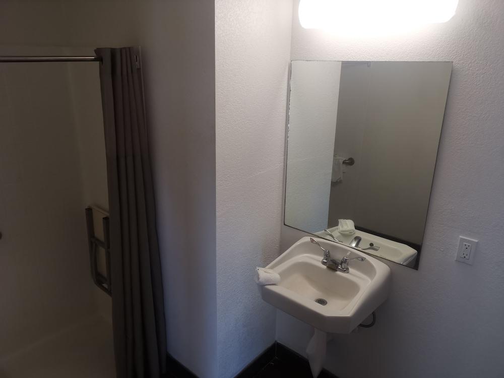 Emblaze Hotel photo 2