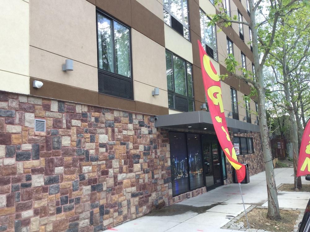 Ramada by Wyndham Bronx Terminal photo 1