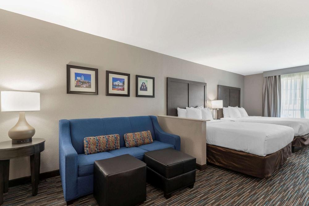 Comfort Inn and Suites Near Medical Center photo 47
