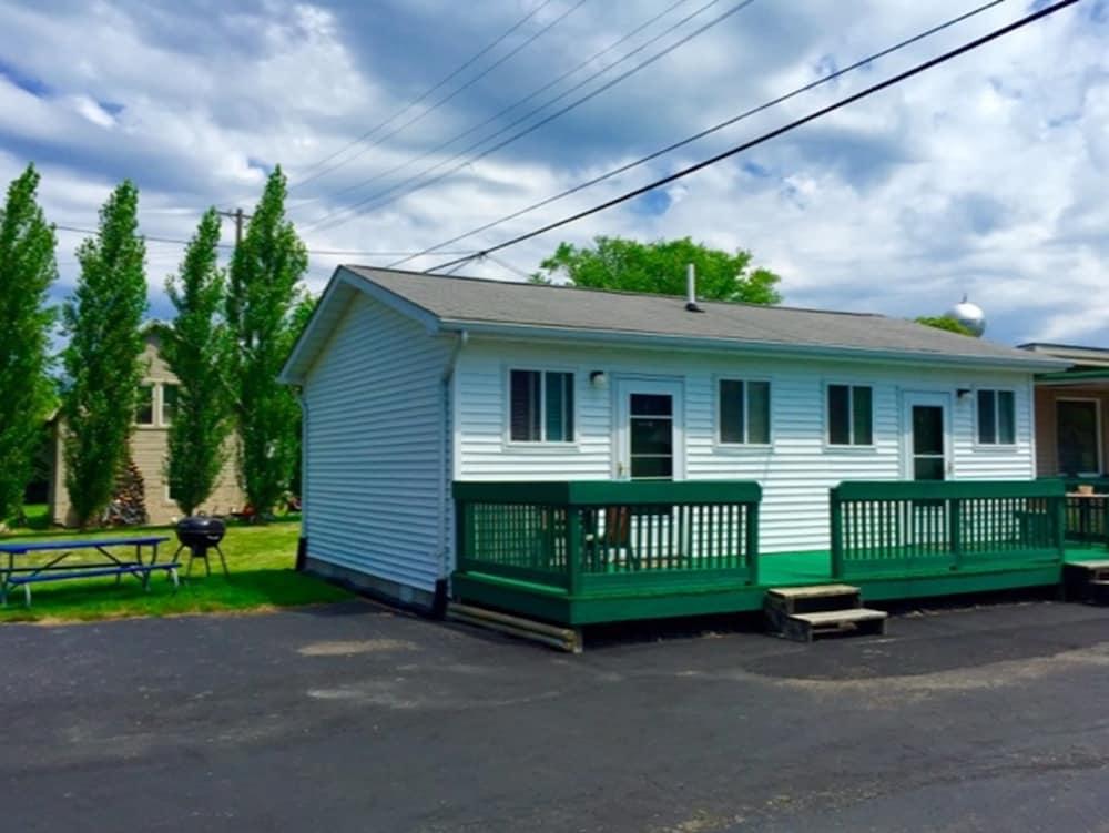 Blue Spruce Motel photo 15