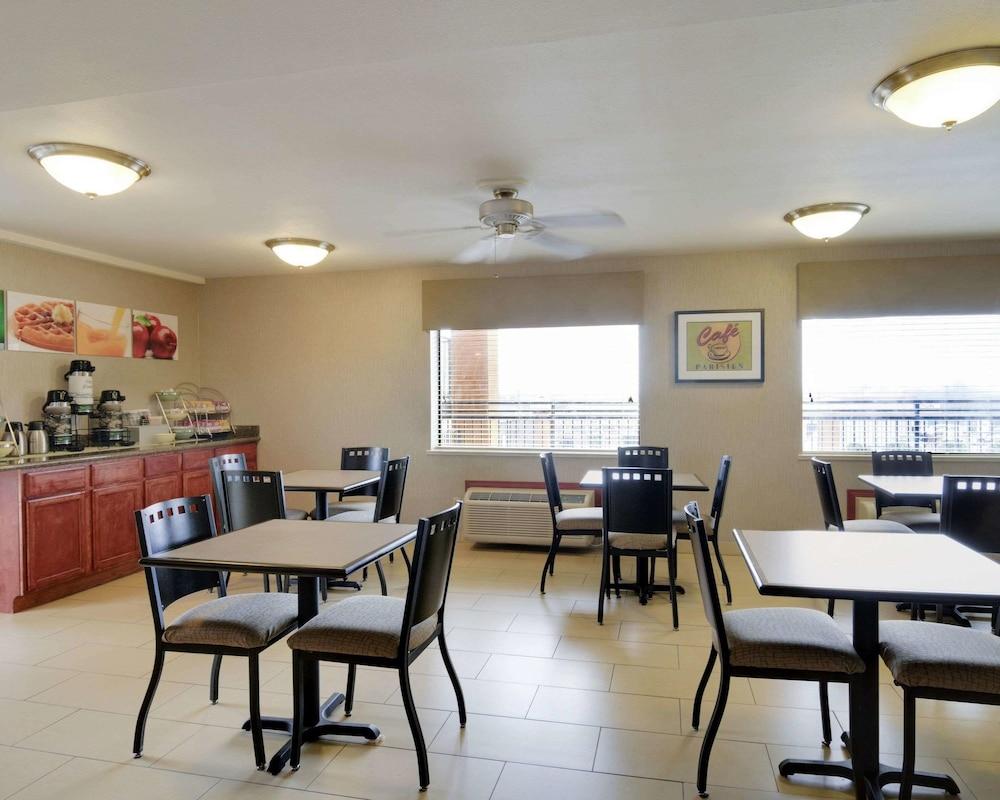 Quality Inn & Suites Clarksville photo 15