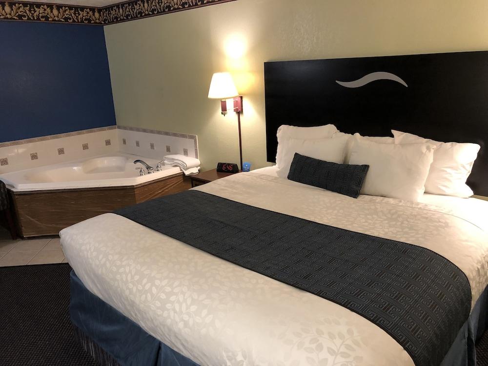 Days Inn & Suites by Wyndham Youngstown / Girard Ohio photo 6