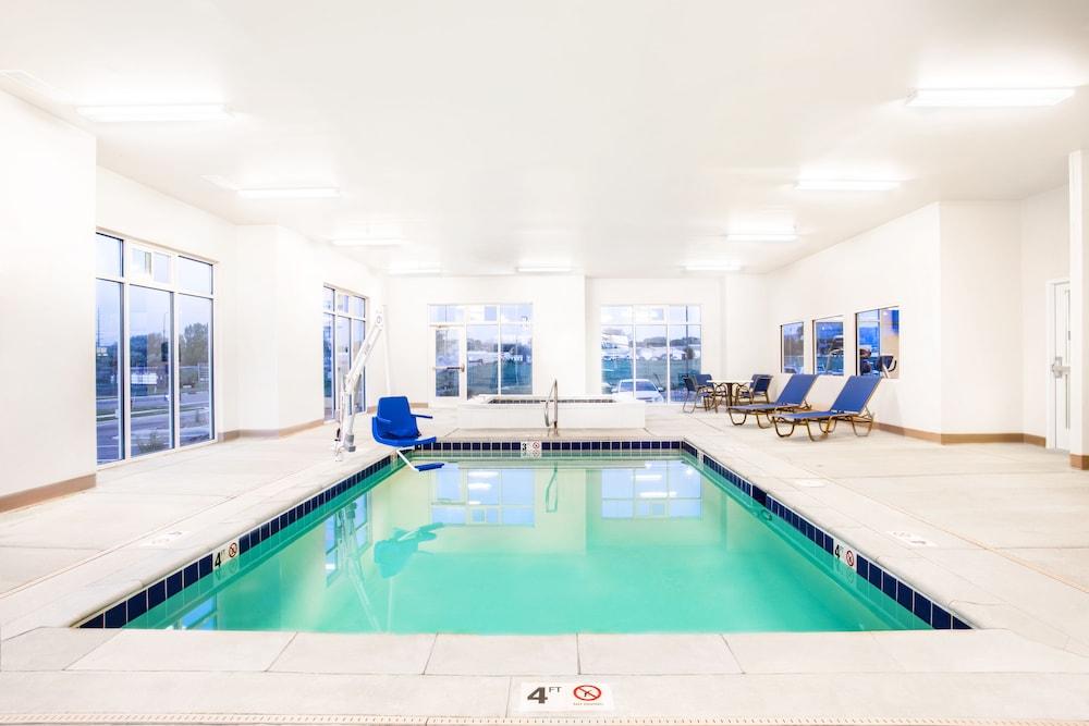 Microtel by Wyndham Vernal / Naples photo 3