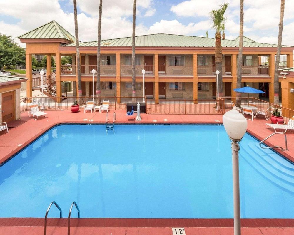 Econo Lodge Inn & Suites Eagle Pass photo 4