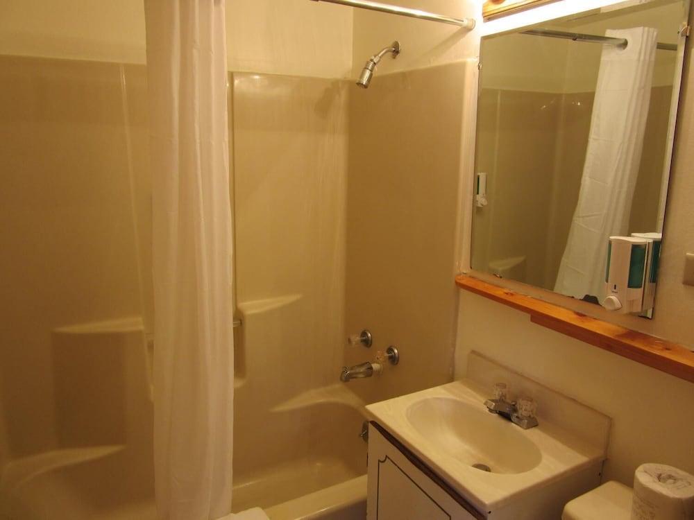 Traveler's Lodge photo 34
