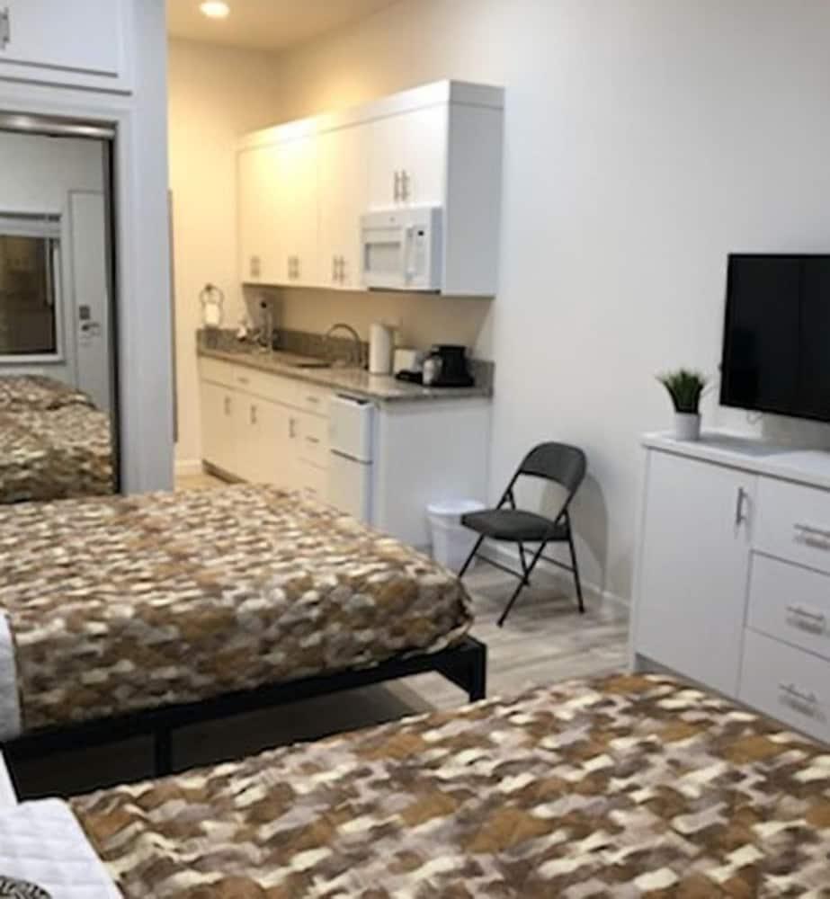 Villa Alamari Inn And Suites photo 8
