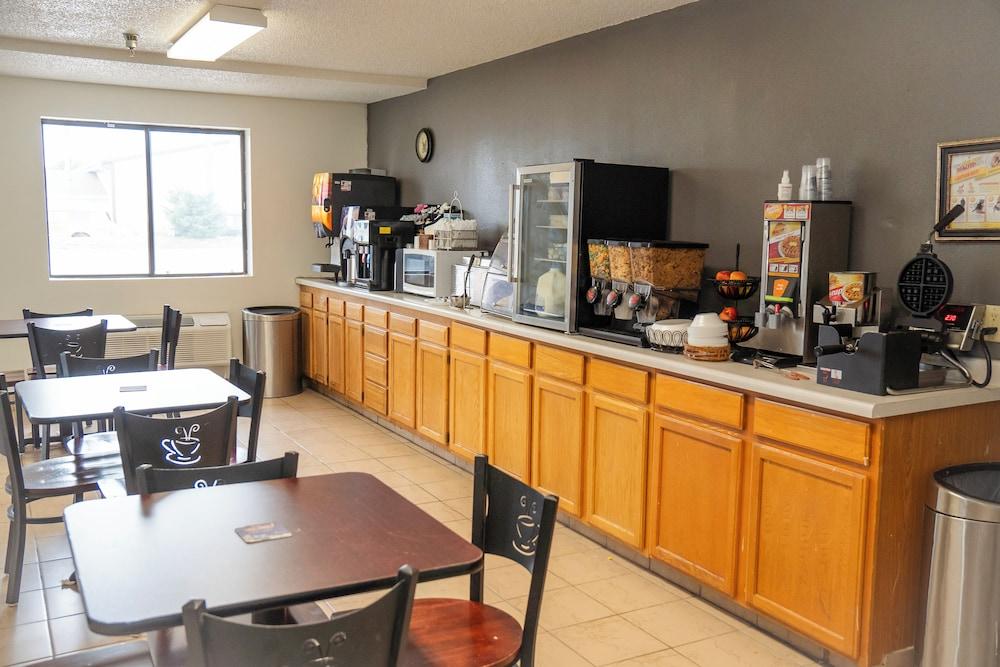 Victorian Inn & Suites photo 71