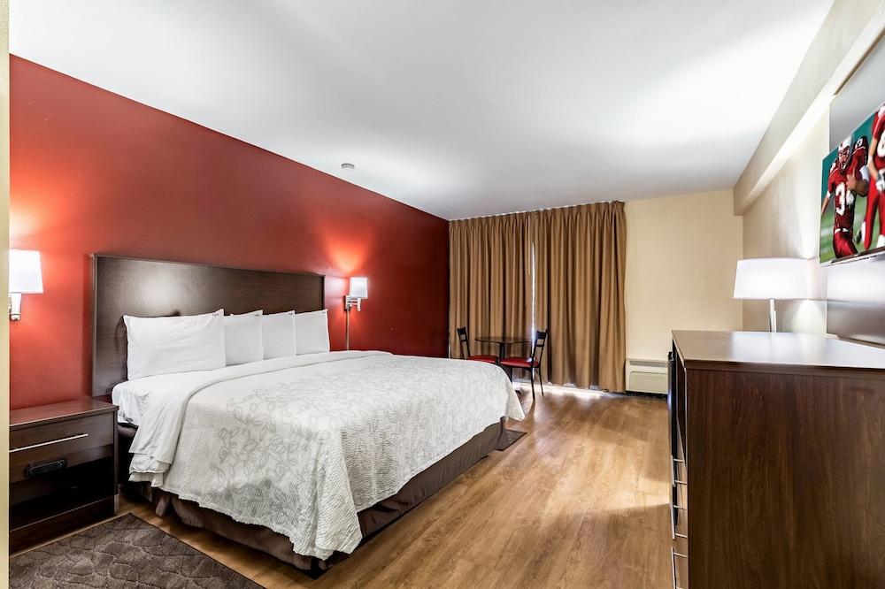 Red Roof Inn PLUS+ & Suites Houston - IAH Airport SW photo 11