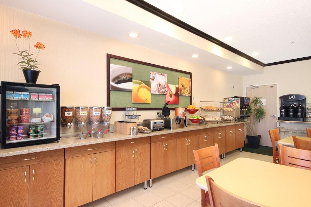 Baymont by Wyndham Coon Rapids photo 18