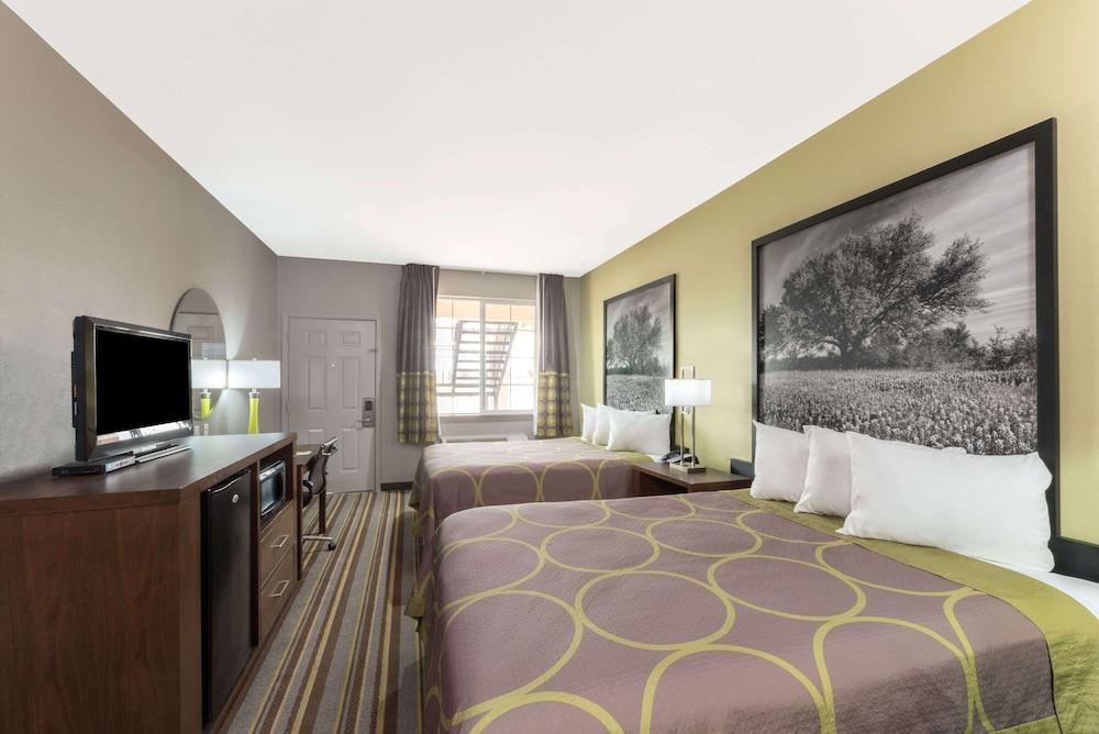 Super 8 by Wyndham Colorado City photo 6