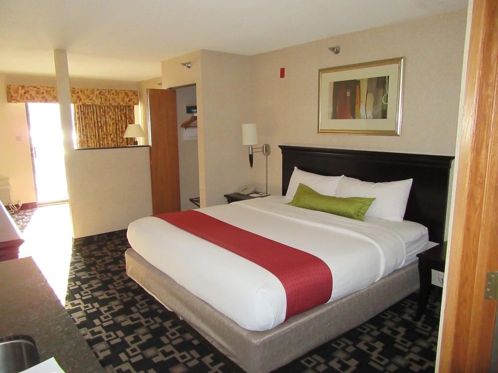 Express Suites Riverport Inn & Suites photo 33