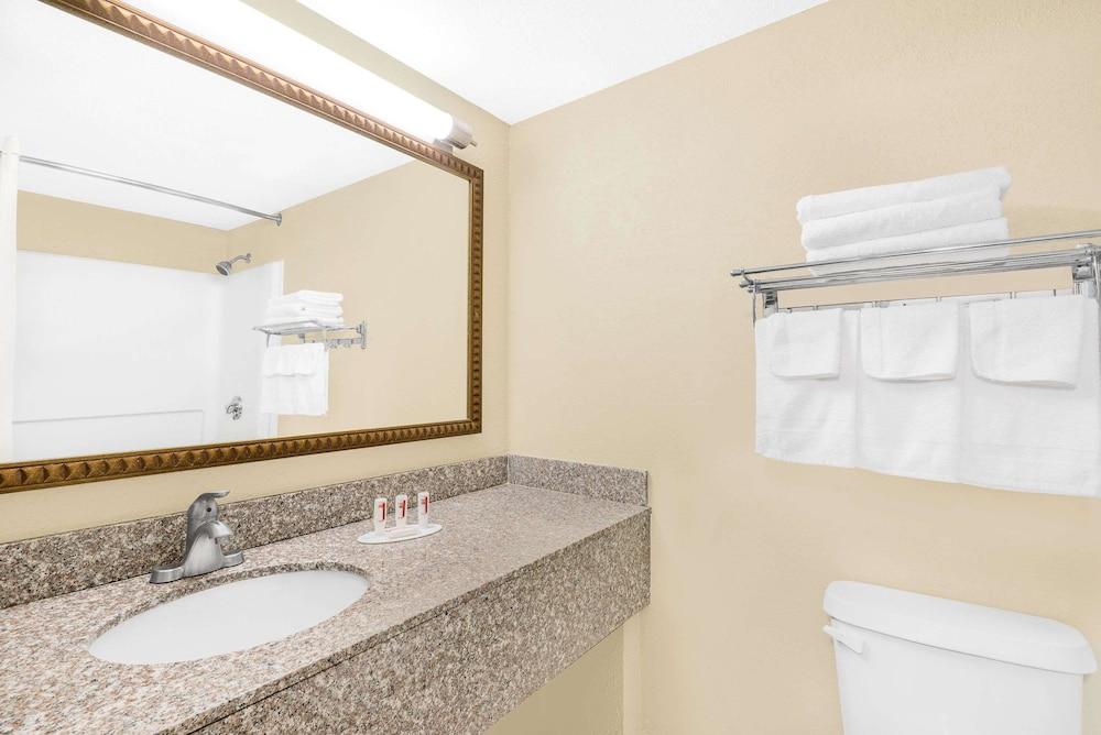 Travelodge by Wyndham Lima OH photo 26