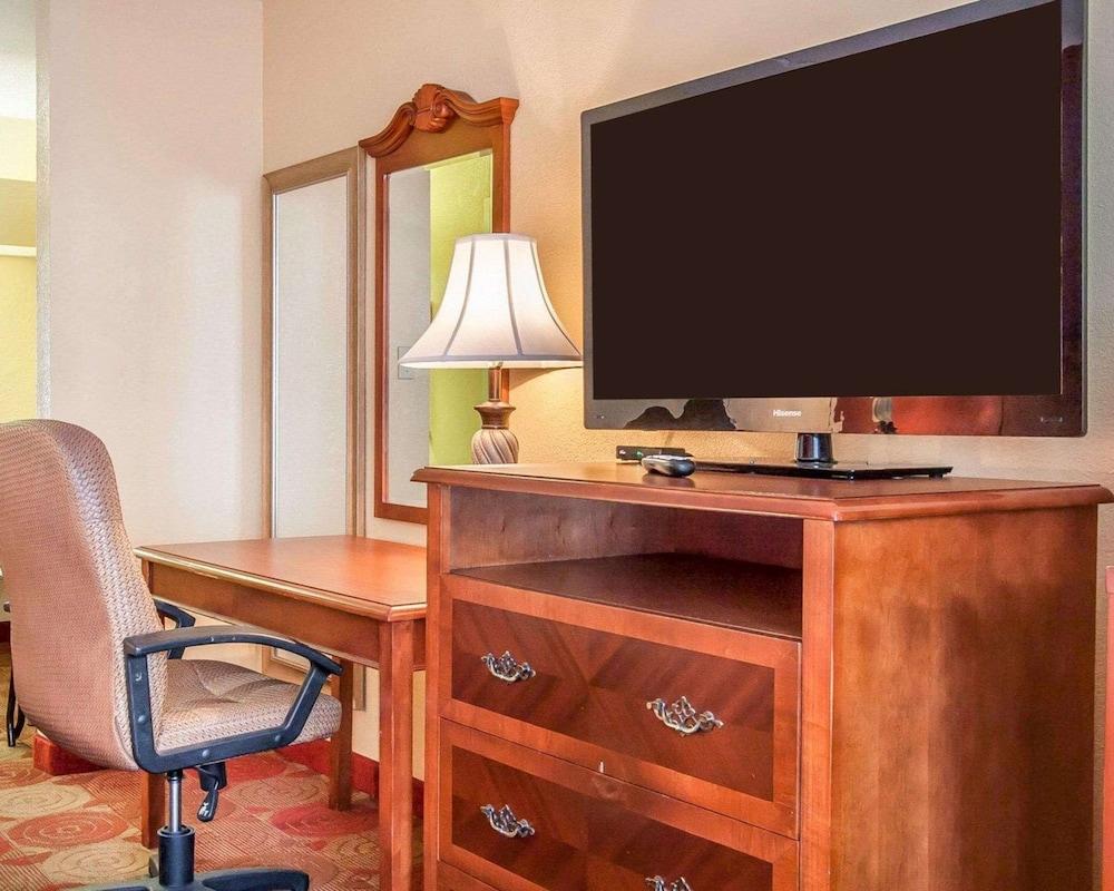 Clarion Inn & Suites University Center photo 16