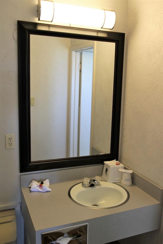 Super 8 by Wyndham Wells photo 29