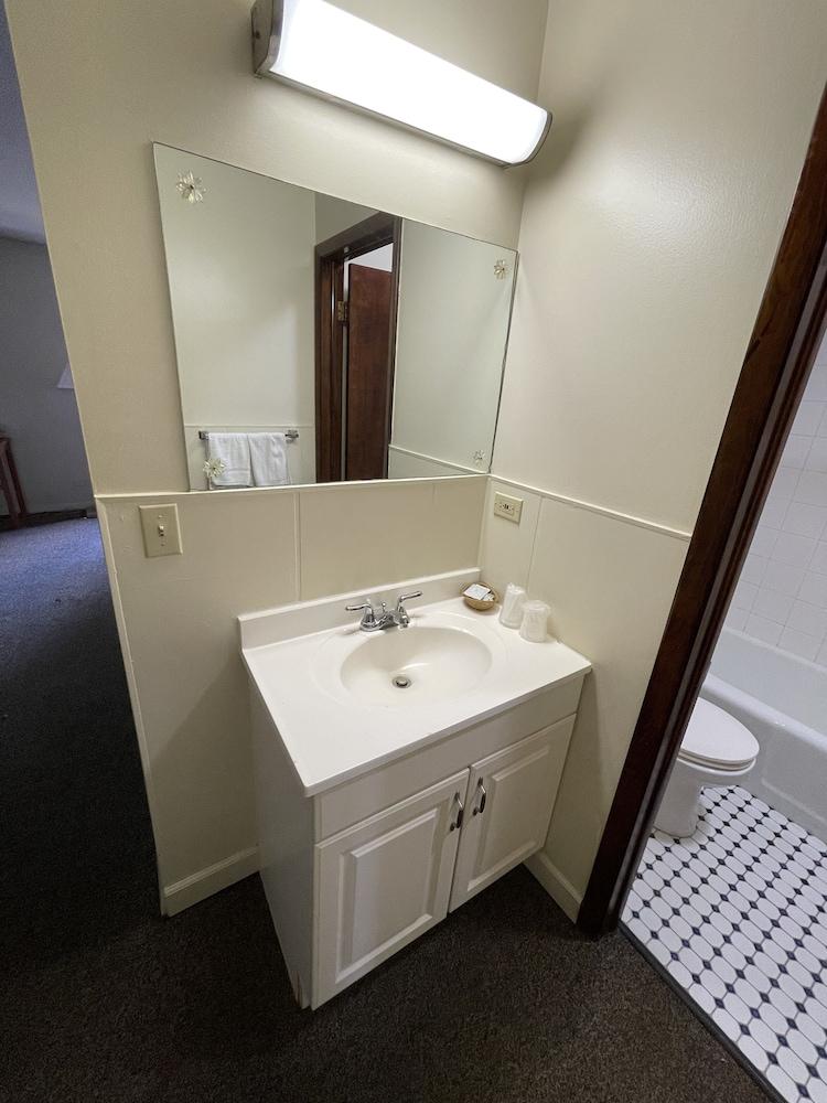 VIBE INN - WHIRLPOOL SUITES photo 23