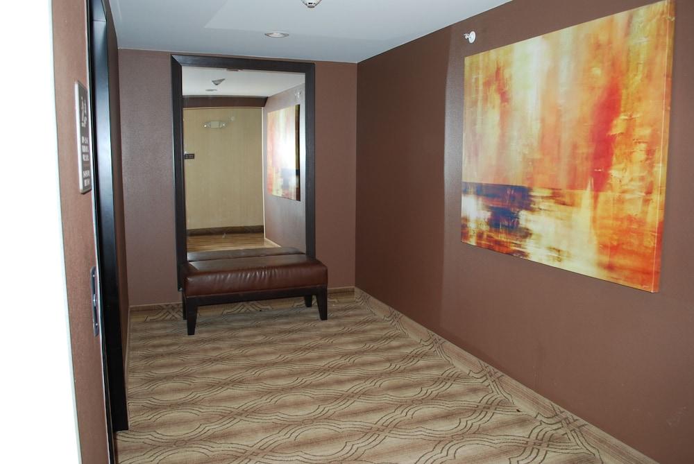 Landmark Suites photo 11