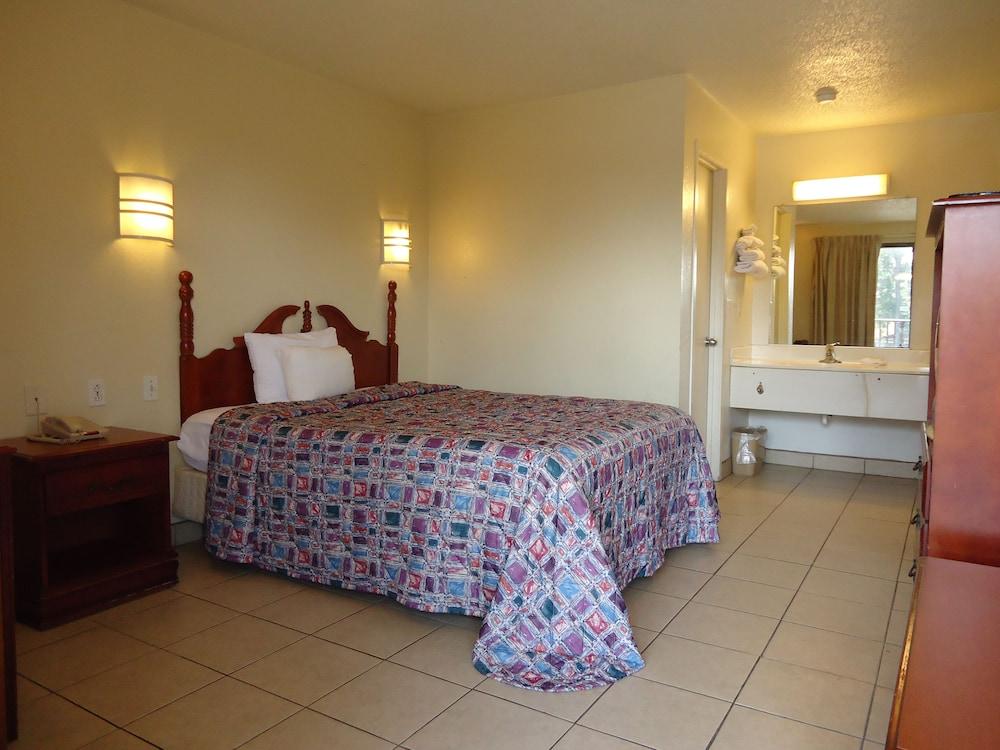 Super 6 Inn & Suites photo 11