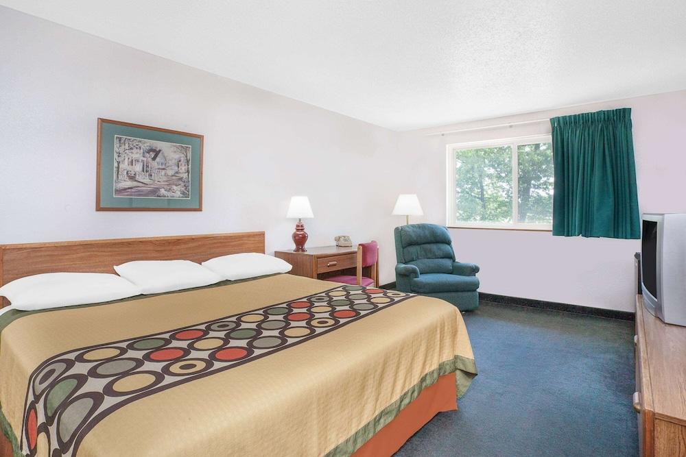 Red Roof Inn Queensbury photo 15