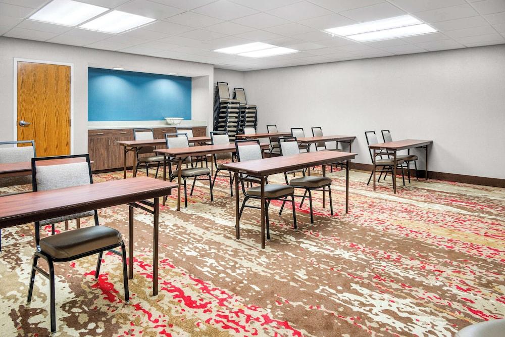 Hampton Inn Grand Rapids-North photo 17