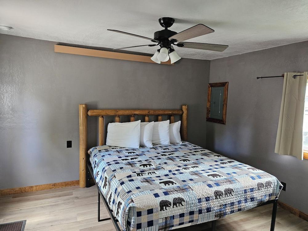 Twin Pines Lodge & Cabins photo 27