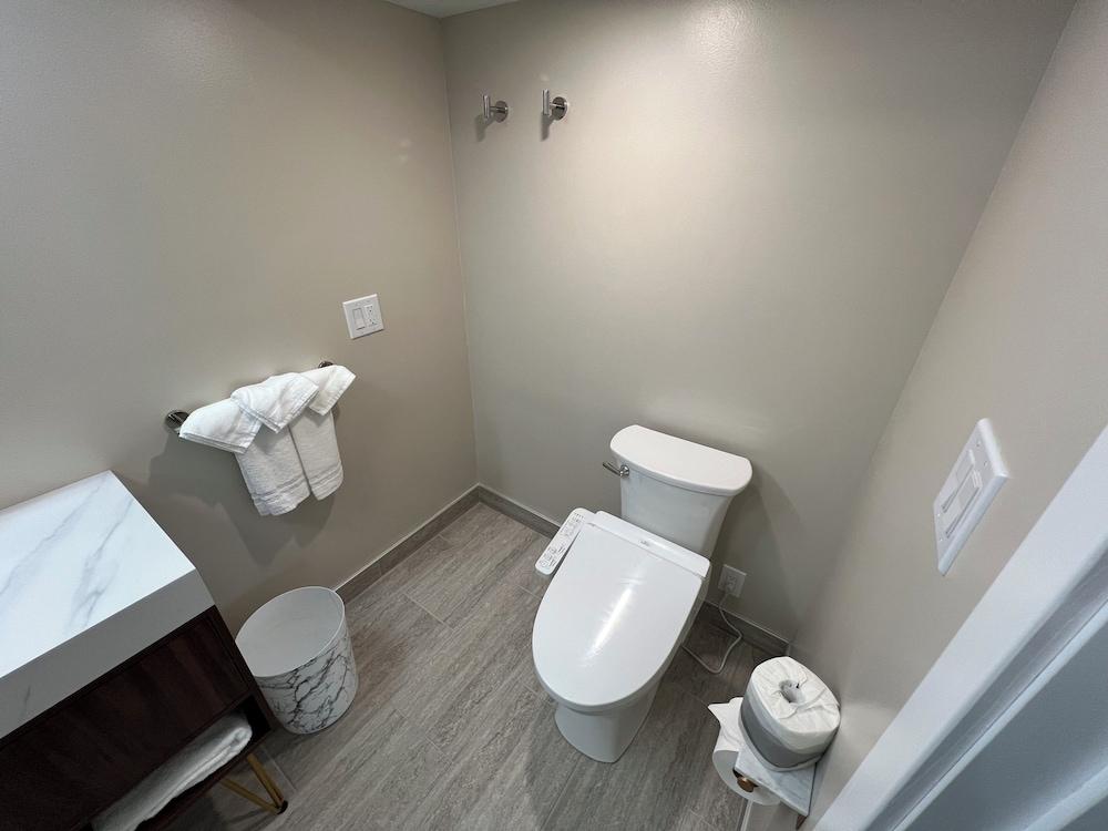 Lighthouse Inn & Suites photo 32