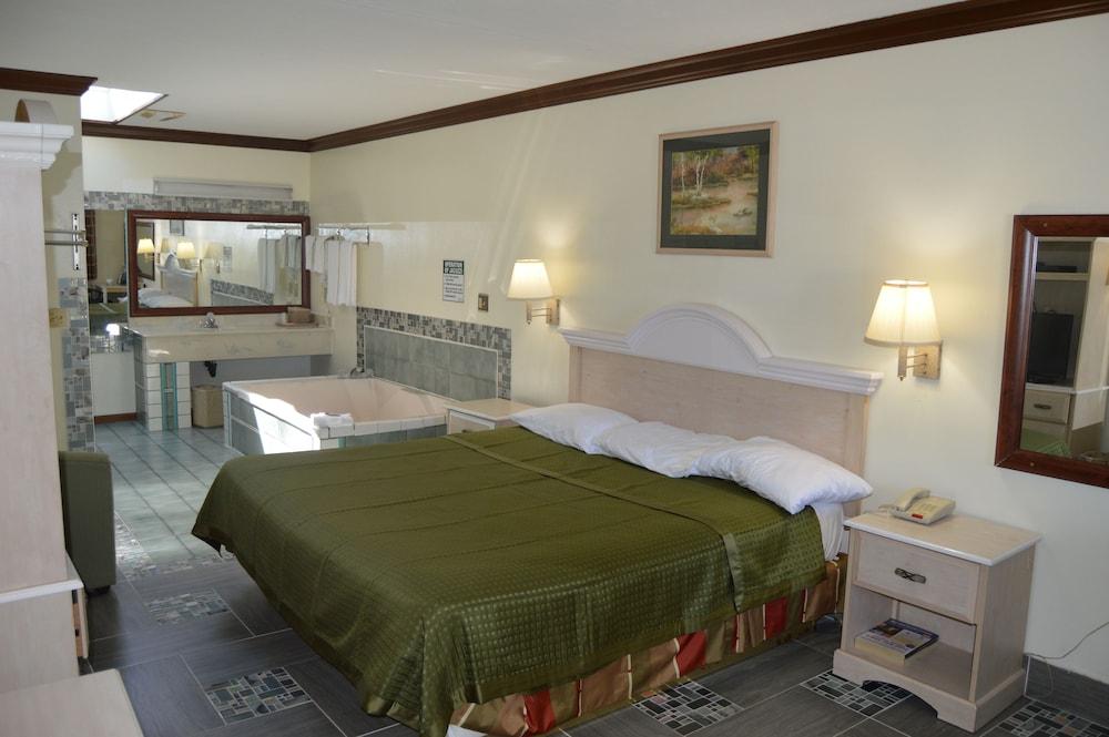 Economy Inn - Akron photo 16